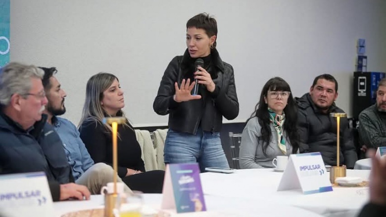 Mayra Mendoza otorgó certificados de habilitación a comercios del distrito