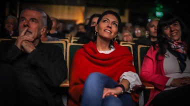 Mayra Mendoza y el actor Victor Laplace observaron el filme "Puerta de hierro, el exilio de Perón" en el teatro municipal