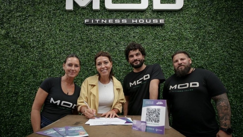 Mayra Mendoza firmó junto a los propietarios de un gimnasio la adhesión del local al programa Somos Quilmes