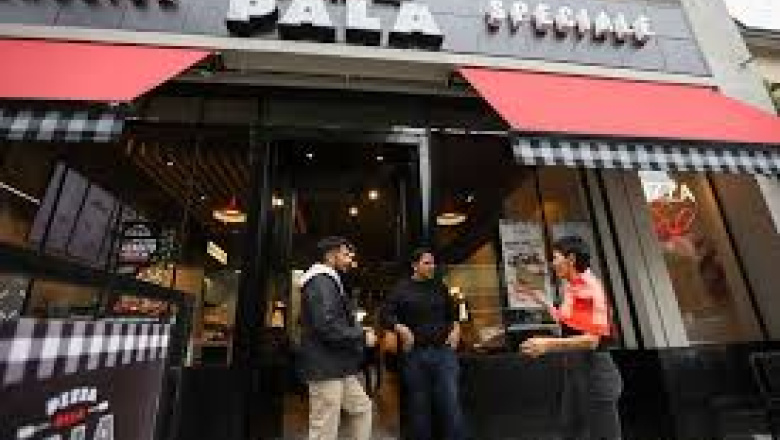 Mayra Mendoza entregó el certificado de habilitación a una cadena gastronómica