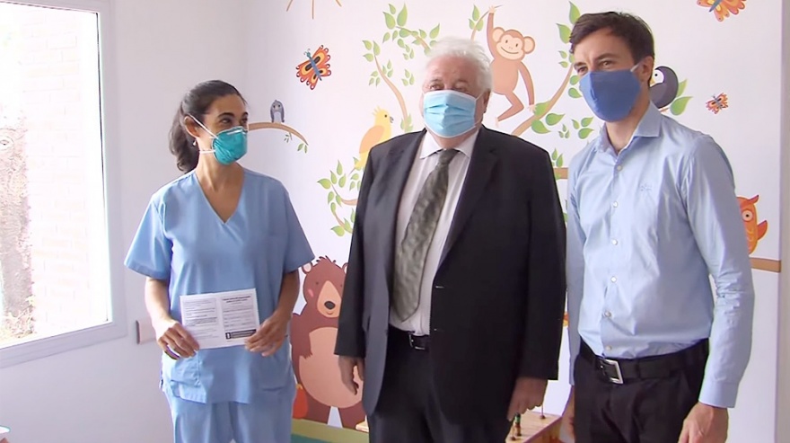 El ministro, durante la inmunización de los primeros trabajadores de la salud.