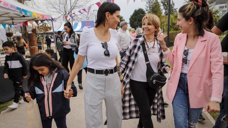 Mayra Mendoza visitó la exitosa primera edición de la feria "Quilmes Está de Moda" en el Polideportivo Municipal