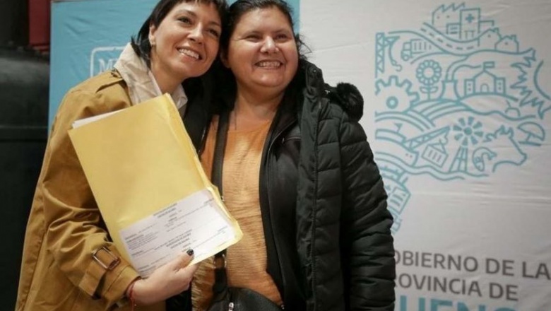 Mayra Mendoza encabezó el acto de firma de 100 escrituras