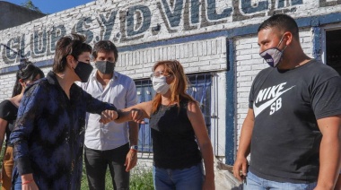 Mayra Mendoza entregó un subsidio al Club Social y Deportivo Villa Alcira de Bernal Este.