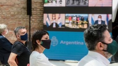 Mayra Mendoza junto a Alberto en la inauguración de 30 obras.