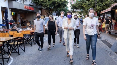 Mayra Mendoza recorrió la "noche de locos Bernal" donde dialogó con vecinos y comerciantes.