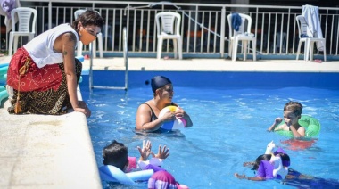 Mayra Mendoza visitó una nueva jornada del programa "Verano ATR" en el polideportivo municipal