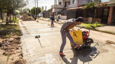 Importantes trabajos de bacheo y hormigonado en el barrio Villa Alcira