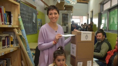 Mayra Mendoza votó en Quilmes Oeste y aseguró que en estas elecciones "decidimos sobre nuestro futuro"
