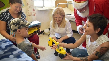 Mayra y Magario visitaron el hospital de Quilmes durante las fiestas