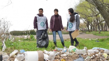 Mayra Mendoza participó de una jornada de monitoreo de residuos en la Ribera de Bernal