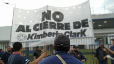 En un violento operativo, desalojaron a los trabajadores de Kimberly Clark en Quilmes