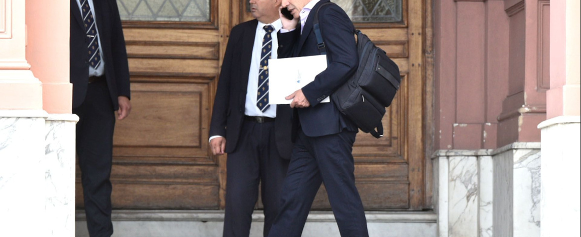 Toto Caputo, vocero único: el Gobierno controla daños para cuidar el principal activo de Javier Milei