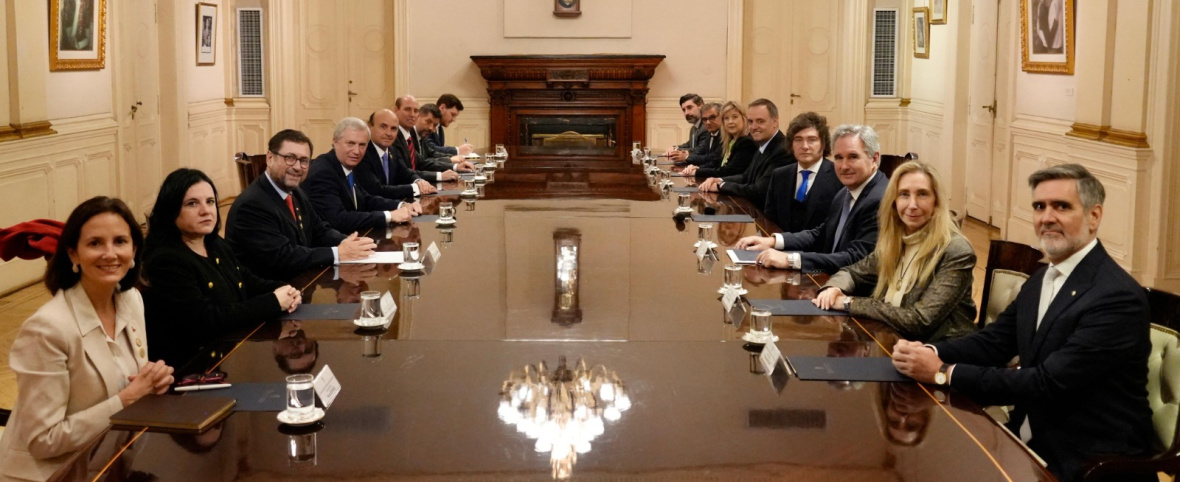 Javier Milei respaldó a Manuel Adorni con álbum de fotos, pero el gabinete prefiere el silencio