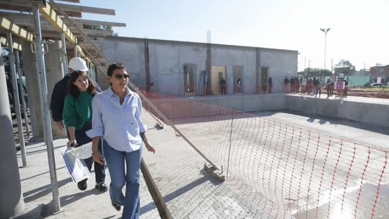 Mayra Mendoza supervisó el avance de obra del nuevo natatorio municipal en Solano