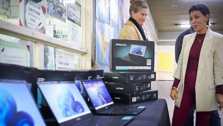 Mayra Mendoza participó del acto de entrega de 20 notebooks a la EES N°9