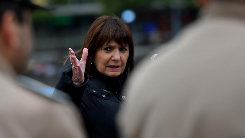"No se flexibiliza": Patricia Bullrich aplica el protocolo antipiquetes en la marcha hacia Plaza de Mayo