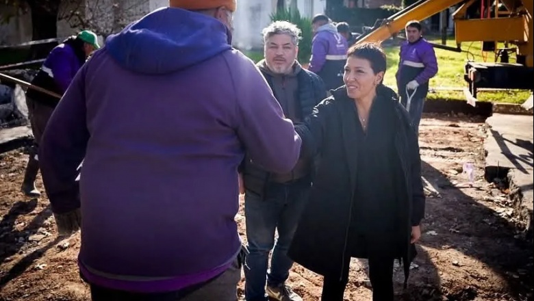 Mayra supervisó trabajos de bacheo de hormigón en Quilmes Oeste