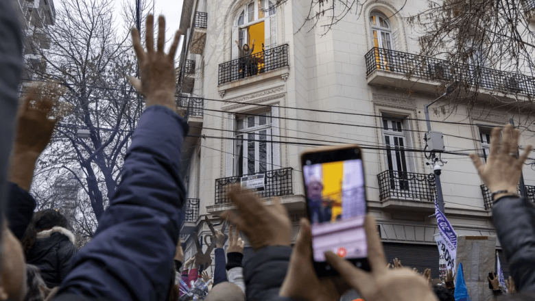 Le concedieron la prisión domiciliaria a Cristina Kirchner con tobillera electrónica