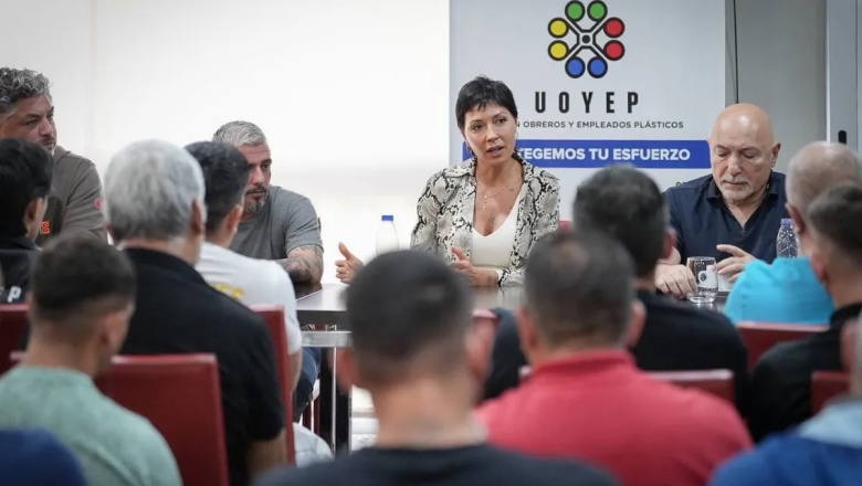 Mayra Mendoza con delegados del Sindicato del Plástico de la Provincia