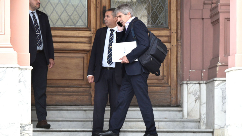 Toto Caputo, vocero único: el Gobierno controla daños para cuidar el principal activo de Javier Milei