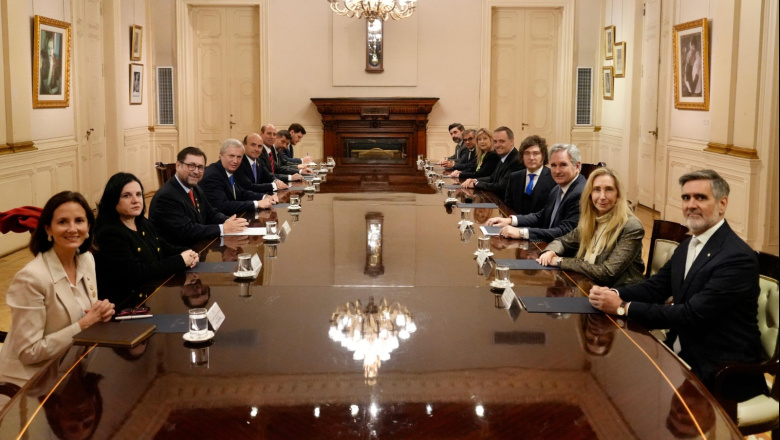 Javier Milei respaldó a Manuel Adorni con álbum de fotos, pero el gabinete prefiere el silencio