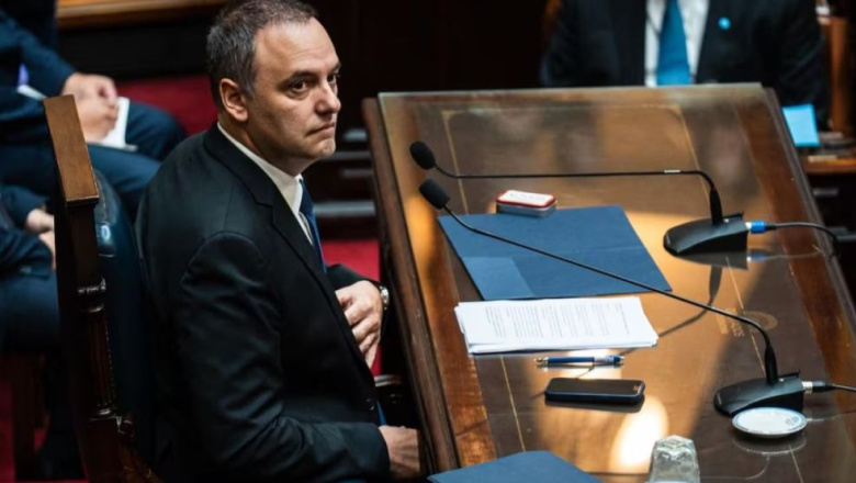 Flores para Manuel Adorni, el mejor alumno de la Casa Rosada