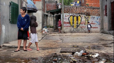Según la UCA, a la mitad de los niños argentinos les falta algún servicio público