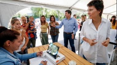Arroyo y Mayra entregaron las primeras tarjetas AlimentAR y se extenderán en todo el Conurbano