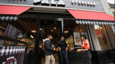 Mayra Mendoza entregó el certificado de habilitación a una cadena gastronómica