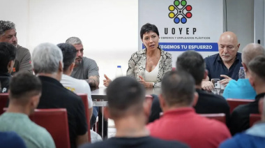 Mayra Mendoza con delegados del Sindicato del Plástico de la Provincia