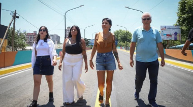 Mayra Mendoza y Eva Mieri en la puesta en función del puente 14 de agosto