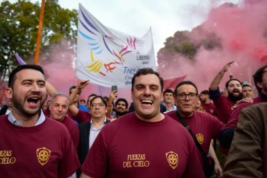 Herido por el cierre de listas, Santiago Caputo saca de la campaña a Las Fuerzas del Cielo