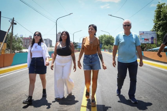 Mayra Mendoza y Eva Mieri en la puesta en función del puente 14 de agosto