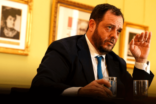 Pese a las denuncias por sobreprecios, Javier Milei podría sostener a Demian Reidel como su asesor