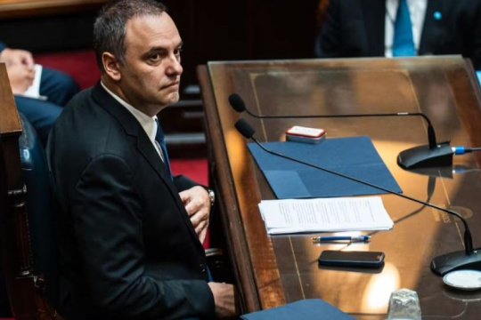 Flores para Manuel Adorni, el mejor alumno de la Casa Rosada