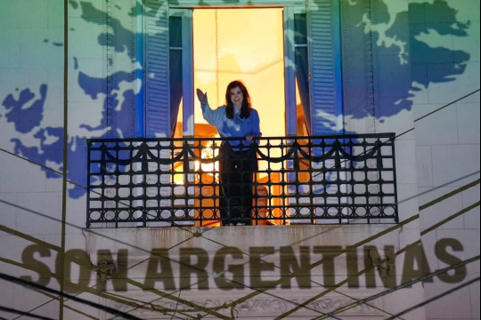 Cristina Kirchner festejó en el balcón por la final del Mundial