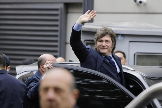 Javier Milei negó la salida de Toto Caputo del gobierno y dijo tener los dólares para enfrentar una corrida